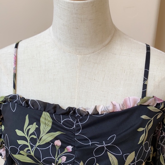 Guess floral blouse. Fitted. Elasticized back. - Picture 2 of 3